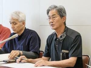 記者会見する市民団体事務局の岸直人さん(右)ら=18日午後、広島市