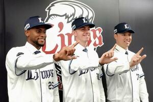 西武の入団記者会見で、撮影に応じる(右から)林安可、アラン・ワイナンス、アレクサンダー・カナリオ=30日、埼玉県所沢市