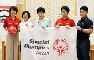 小池百合子東京都知事(中央)と記念撮影する「スペシャルオリンピックス」出場予定の仲江政志選手(右から2人目)。左端はアンバサダーの有森裕子さん=14日午後、東京都庁