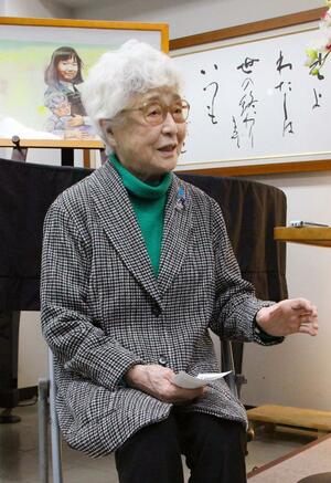 報道陣の取材に応じる横田早紀江さん=2月15日、東京都中野区