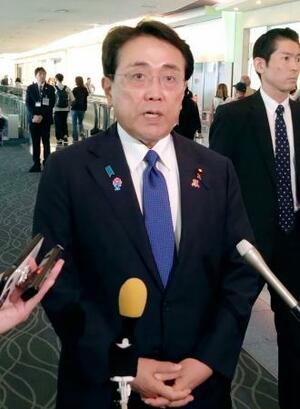 出国前に羽田空港で記者団の取材に応じる赤沢経済再生相=26日午前