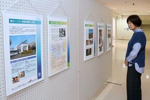ハンセン病療養所の生活などを紹介するパネル展=上越市土橋の市民プラザ