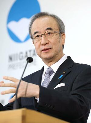 記者会見で語る花角英世知事＝４日、県庁