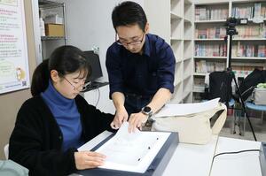 プロの指導を受けながら、アニメーションの制作を体験する参加者=新潟市中央区古町通6