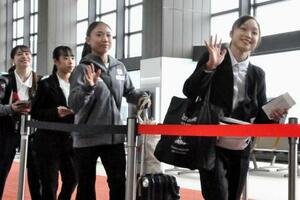 ジャカルタへ向けて出発する(右から)岡村真、岸里奈、中村遥香、杉原愛子=14日、成田空港