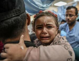 イスラエル軍の空爆後、病院で治療を待つパレスチナ人の子ども=2023年、パレスチナ自治区ガザ南部ハンユニス(ゲッティ=共同)