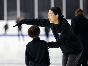 「MAO RINK」で子どもを指導する浅田真央さん=9日午後、東京都立川市