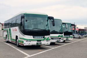 待機する貸し切りバス。運行事業者は国がとりまとめる安全対策を注視する=新潟市東区