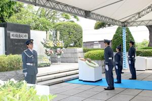 殉職警察官や殉難者に祈りをささげた慰霊祭=新潟市西区