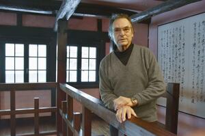 古民家の改修を手がけるドイツ人建築デザイナーのカール・ベンクスさん=2024年12月、十日町市