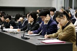 　スイス・ジュネーブで、軍縮会議の内容を聞いてメモを取る高校生平和大使ら＝２０２５年９月（共同）