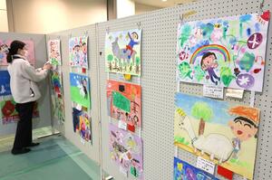 上越信金小学生図画展覧会の展示作業=14日、上越市春日山町3