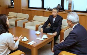 泉田琴菜さんからの寄付金を手渡すため田上町役場を訪れた父親の厚さん(右から2人目)