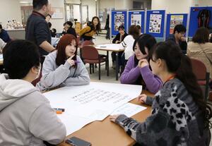 ワークショップで交流を深めたファシリテーター事業20周年の記念行事=25日、新潟市西区