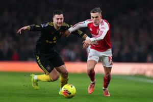 　相手選手と競り合うアーセナルのトロサール（右）＝２５日、ロンドン（ゲッティ＝共同）