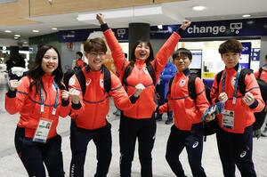 イタリア・ミラノのマルペンサ空港に到着したミラノ・コルティナ冬季五輪フィギュアスケート代表の（左から）吉田唄菜、森田真沙也、坂本花織、鍵山優真、佐藤駿。３０日で開幕まで１週間＝２９日（共同）
