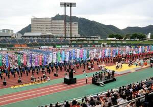 岐阜メモリアルセンター長良川競技場で行われた「ねんりんピック岐阜2025」の開会式=18日午前、岐阜市