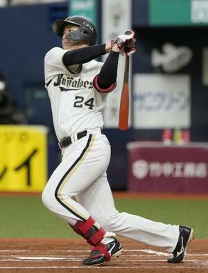 　１回オリックス１死二塁、紅林が左越えに先制２ランを放つ＝京セラドーム