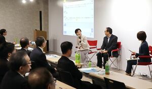 津南町の桑原悠町長が講演したセミナー=新潟市中央区