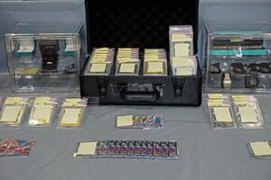 押収されたトレーディングカード=16日午前、警視庁池袋署
