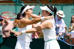 女子ダブルス1回戦を突破し、抱き合う穂積絵莉(右)、アルディラ・スーチャディ組=ウィンブルドン(共同)
