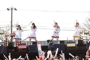 約1万2千人が詰めかけたアイドルグループ「ももいろクローバーZ」のライブイベント=12日、新発田市五十公野(笹森健一氏撮影)