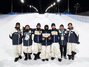 　本番会場のテスト滑走に参加した平野歩夢（中央）とチームスタッフ＝リビーニョ（共同）