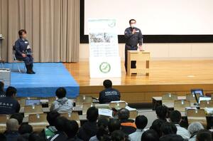 建物被害認定調査で新潟市を支援した「チームにいがた」の解散式=2月4日、新潟市西区