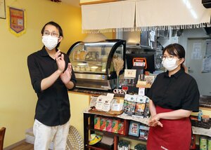 「若者が増えてにぎやかな街になれば」と語るフーさん(左)とチャンさん=新潟市中央区の「カフェフィン」