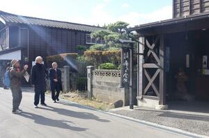 出雲崎町の沿岸部を視察した清水義次さん（左から２人目）と大津俊哉さん（３人目）＝出雲崎町尼瀬