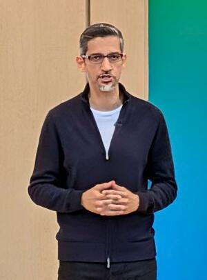 　１９日、米カリフォルニア州マウンテンビューで開いたイベントで基調講演するグーグルのピチャイＣＥＯ（共同）