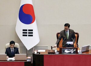 韓国の国会で尹錫悦大統領への弾劾訴追案の可決を発表する禹元植議長(右)=12月14日、ソウル(共同)