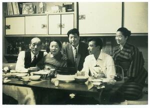 小津安二郎監督（左）と仙宅ナツさん（左から２人目）や佐田啓二さん（右から２人目）らが親しげに卓を囲む写真。１９５９年ごろ、佐田邸で撮影されたとみられる（仙宅希さん提供）
