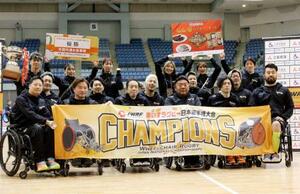 3連覇したブリッツの選手たち=千葉ポートアリーナ