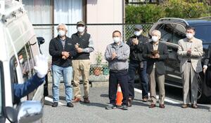 選挙カーを見送る支持者ら。県政、新潟市政の課題に向き合う９日間の論戦がスタートした＝３月３１日午前１０時前、新潟市西区