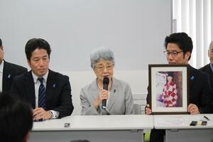 2019年5月、1期目のトランプ米大統領と面会後に会見した横田早紀江さん(中央)ら=東京都千代田区