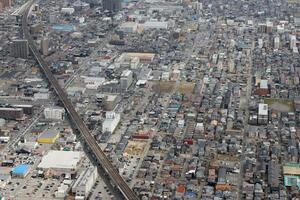 上昇率トップの「新潟市中央区新和4」周辺(中央下)。幹線道路沿いに商業施設などが立地する=新潟市中央区(本社ヘリから)