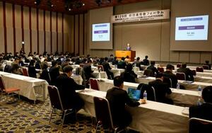 東京都内で開かれた経団連の「労使フォーラム」=30日午前