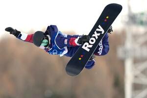 　女子ハーフパイプ予選　エアを決めるクロイ・キム＝リビーニョ（共同）