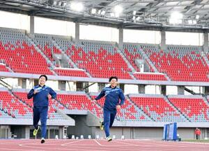 トラックを試走する飯塚翔太(左)と佐藤風雅=パロマ瑞穂スタジアム