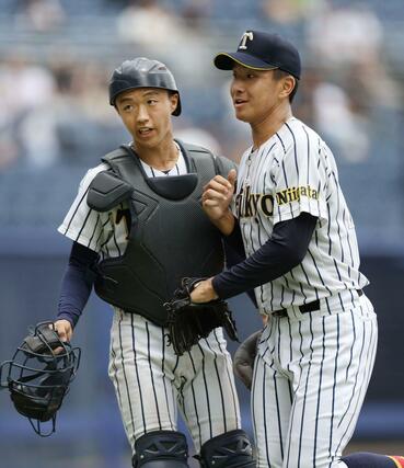 帝京長岡－北越　８回表のピンチを切り抜けた、帝京長岡の先発・茨木佑太（右）と捕手の有馬凛空（左）＝エコスタ