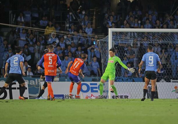 川崎－新潟　後半２８分、川崎の選手に５点目を決められる＝Ｕ等々力（写真映像部・富山翼）