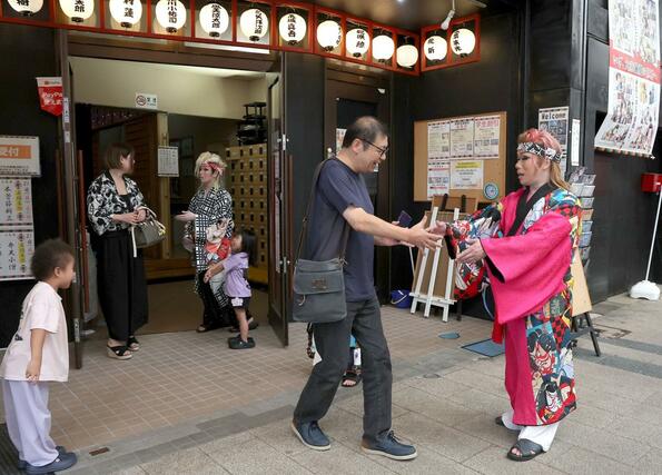 
役者総出で観客を見送る「送り出し」。握手をしたり、会話をしたりすることができる
