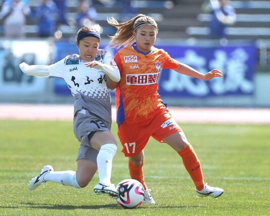 新潟L-ちふれ埼玉 前半、突破を図るMF滝川結女=新潟市陸上競技場