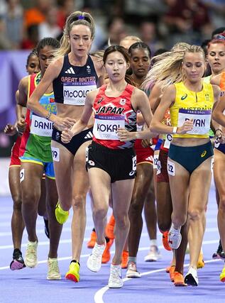 女子1万メートル 力走する小海遥(中央)=パリ郊外(共同)