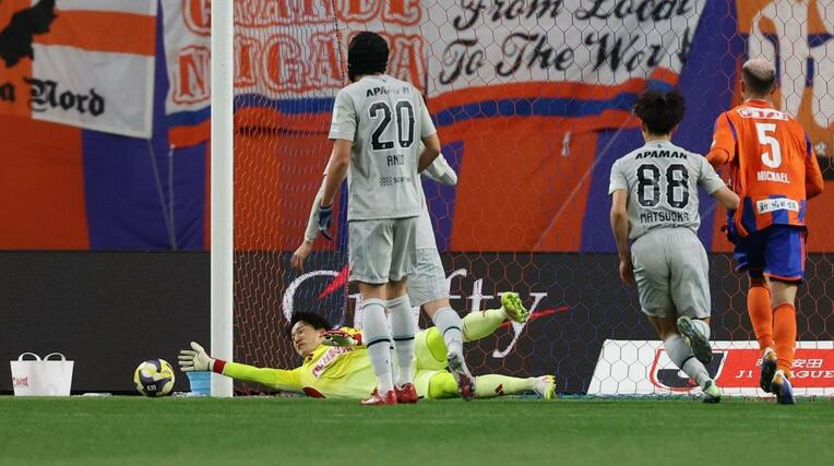 新潟ー福岡　前半、ＧＫ藤田和輝が好セーブを見せる＝ビッグスワン