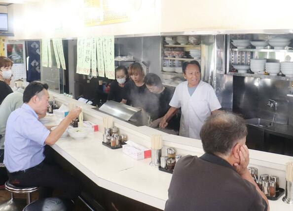 昼時でにぎわうそばよしの店内