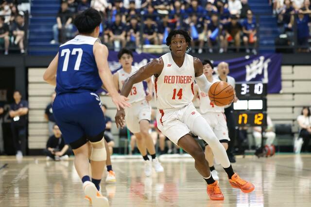 男子３回戦　開志国際－日本航空　第１クオーター、攻め上がる開志国際のネブフィら＝福岡県照葉積水ハウスアリーナ（写真映像部・大橋奎介）