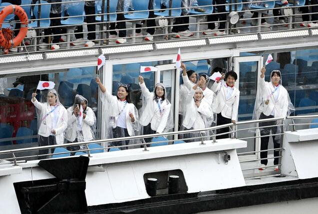 パリ五輪の開会式で、セーヌ川を船でパレードする日本選手団。右から３人目は原わか花＝７月２６日、パリ（共同）
