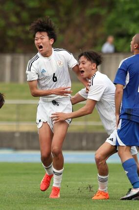 延長後半、新潟医福大のＤＦ向井俊貴（左・６）が値千金の勝ち越しゴールを決め、３－２＝新発田市五十公野運動公園陸上競技場